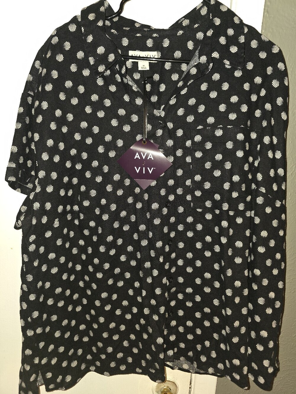 Vacation Top Ava & Viv Black Short Sleeve Button-Down with White Sea Shell Print